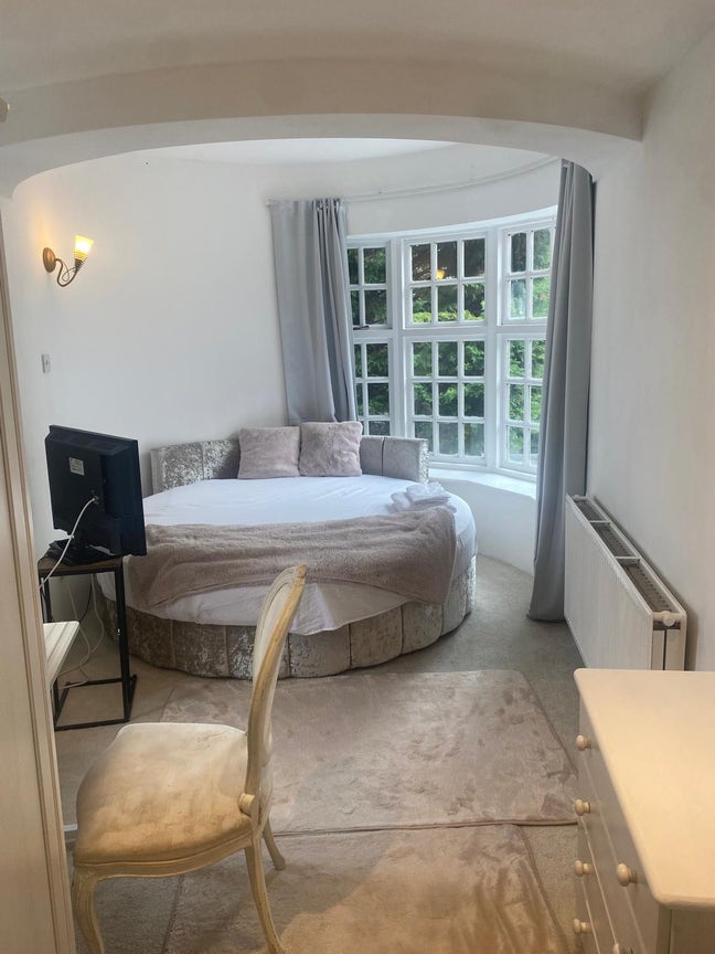 Fully furnished double room Godalming available Main Photo