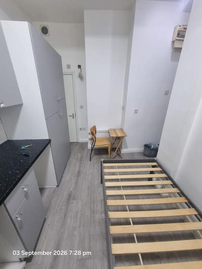 PRIVATE Single small Studio Flat En-suite  Main Photo