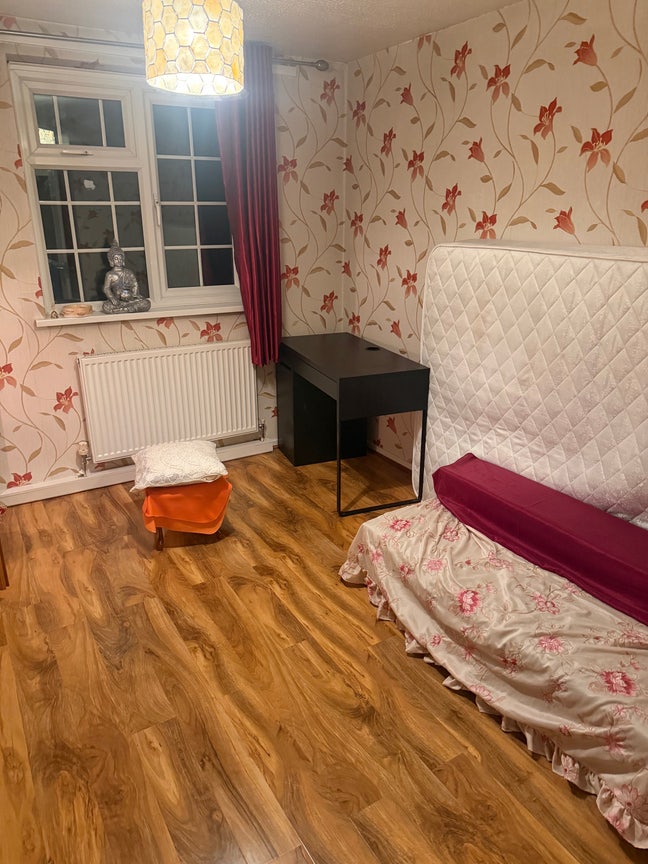 Newly furnished room in modern house available Main Photo