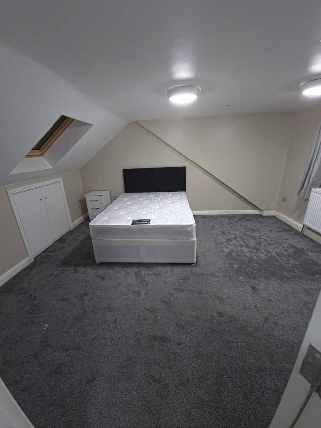 Large Double Room with En-suite Main Photo