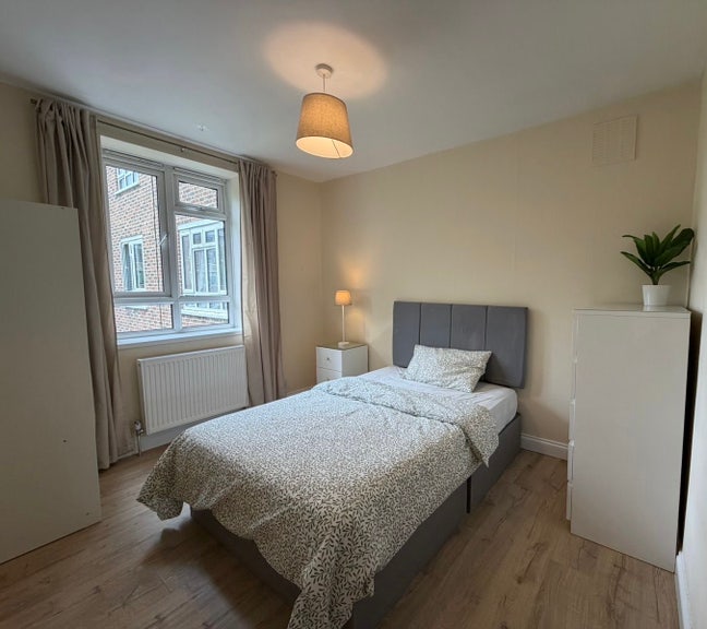 Double bedroom in newly renovated flat in Fulham Main Photo