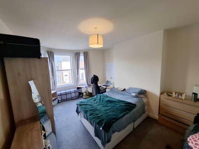 Double room - clean and tidy Heaton flat Main Photo