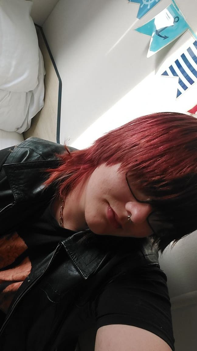 18 year old looking to get out of my home town Main Photo