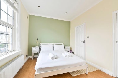 En-suite double room in bright and spacious flat Main Photo