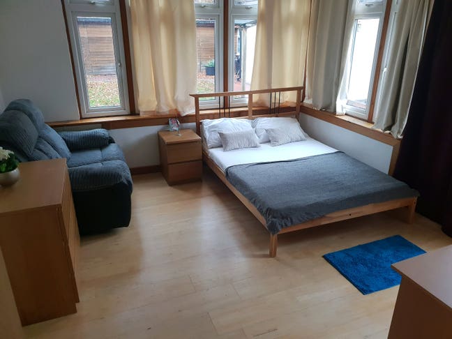 Large double room in Byfleet Main Photo