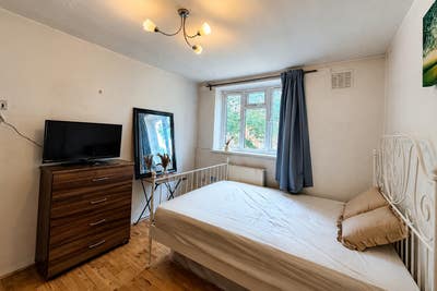 Double Room Available in Roehampton | 24HH Main Photo