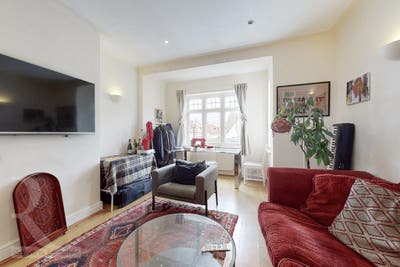Suitable  up to 5 sharing,Excellent location NW11 Main Photo