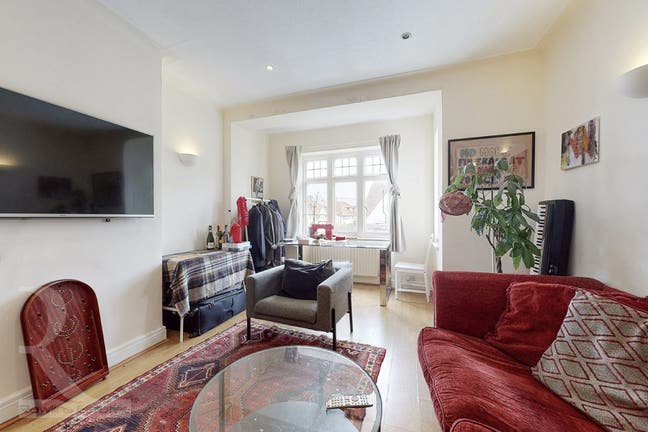 Suitable  up to 5 sharing,Excellent location NW11 Main Photo