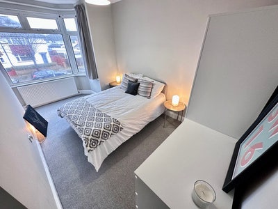 Large bright double with Desk in Tooting House Main Photo