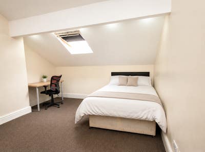 Spacious Double Room in Salford– Bills & Fast Wifi Main Photo