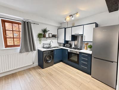 Contract/Short Term Town Centre Gated apartment Main Photo