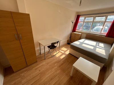  🏡 2 X Double Room Available  – &pound;180pw -  E14 Main Photo