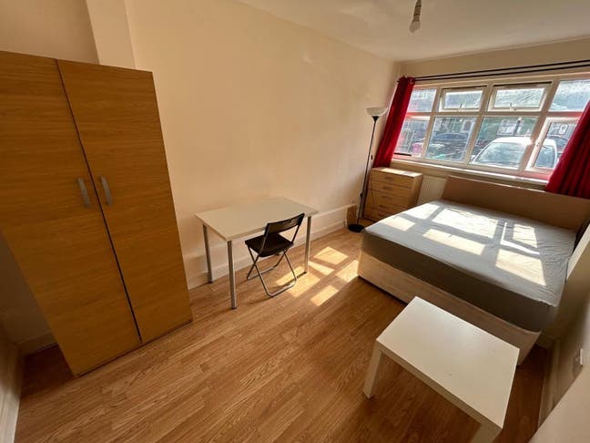  🏡 2 X Double Room Available  – &pound;180pw -  E14 Main Photo