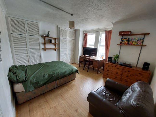 Double-bed room in student household, Elm Grove Main Photo