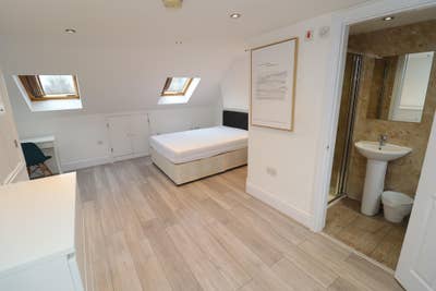 3 Spacious Rooms Close on the Way to Greenwich Main Photo