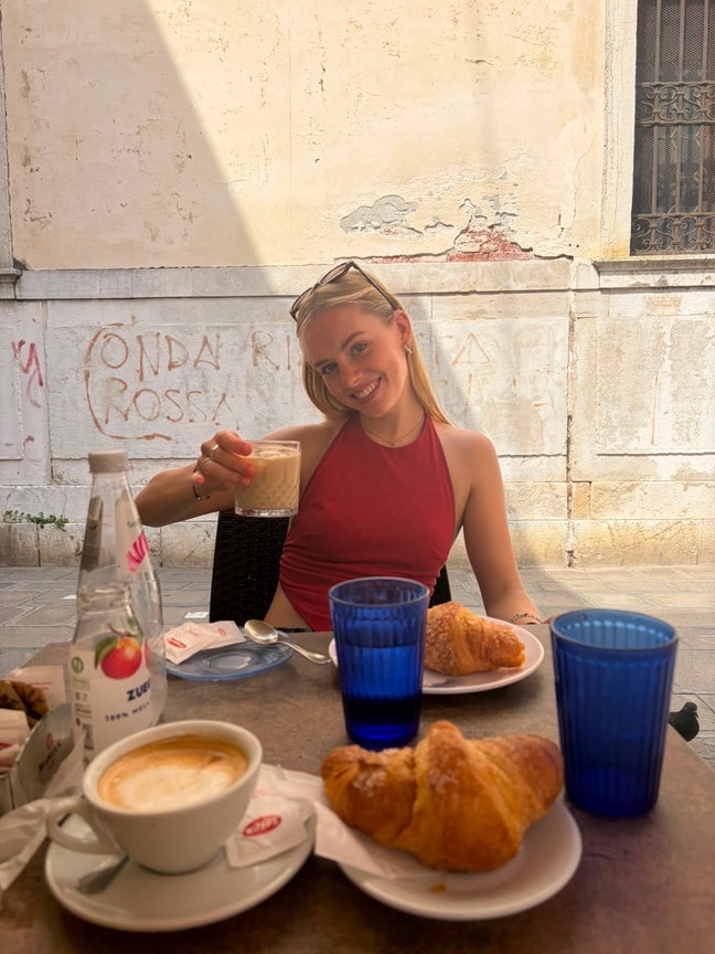 24 y/o Professional Seeking Flatmate! Main Photo