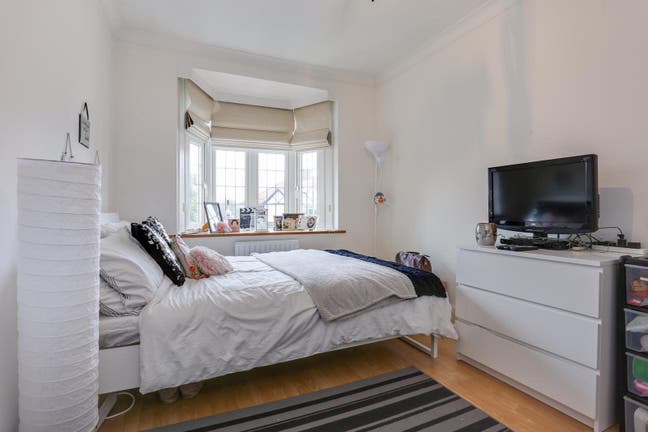 Double room located in Ealing.  Main Photo