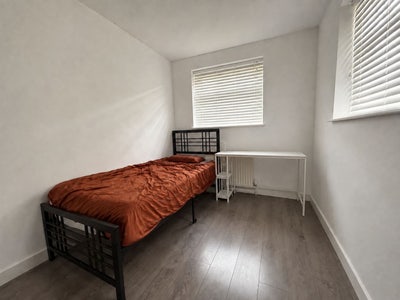 Large Single Room |Bill Included |5min to Station Main Photo