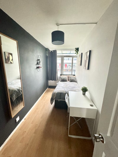 Elegant Room with Private Balcony – Pimlico SW1V Main Photo