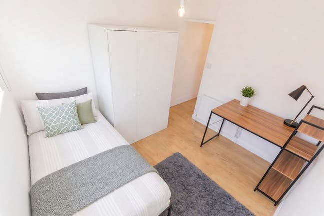 ✨ Single En-Suite Room | Available November | E14  Main Photo