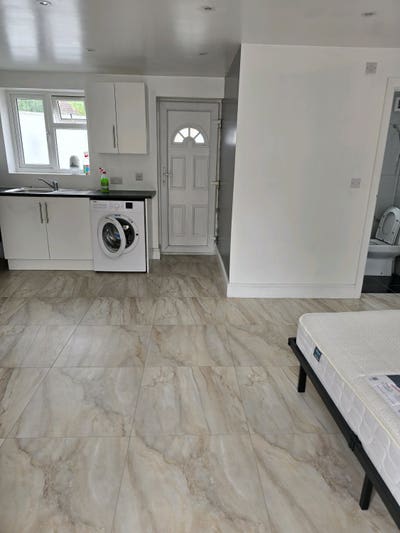 Lovely brand new studio flat Main Photo