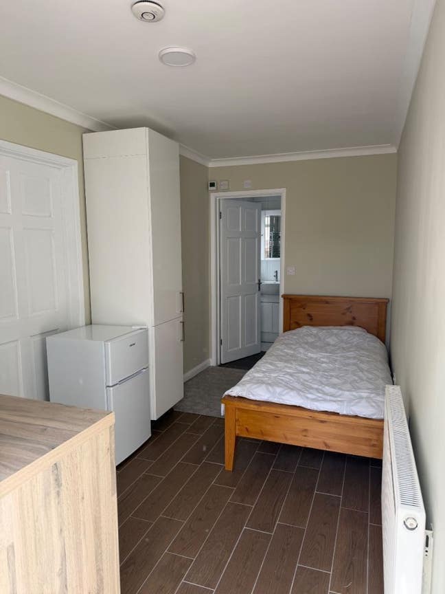 Studio in IG5 Available - all bills included Main Photo