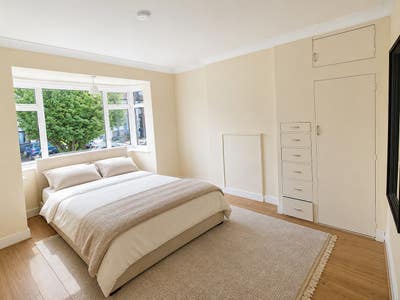 Double Room Available 4 min from Hainault St. Main Photo