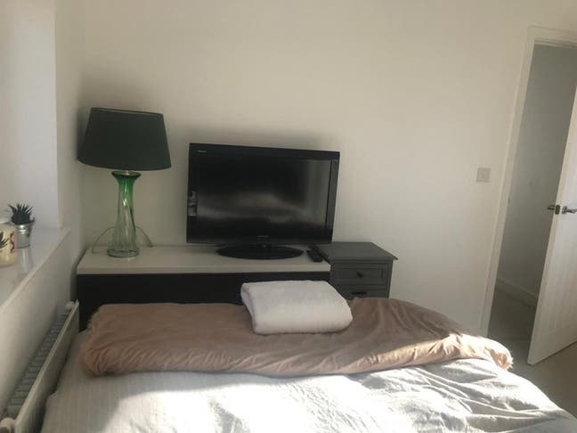 Lovely Room in outstanding house in great location Main Photo