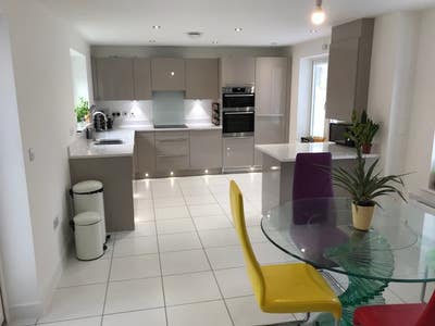 Lovely Room in outstanding house in great location Main Photo