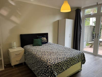Double Room &pound;500 all bills incl available now Main Photo