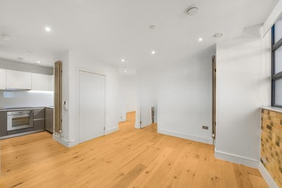 Luxury one bed with separate study In Camden Main Photo