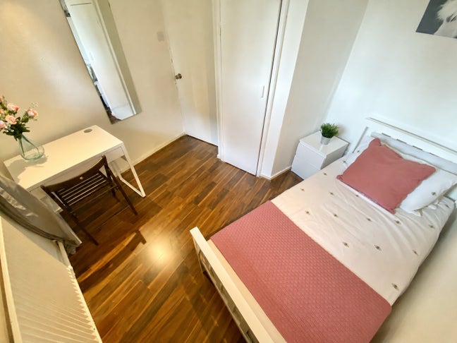 Bright Rooms Available Near Chelsea  Main Photo