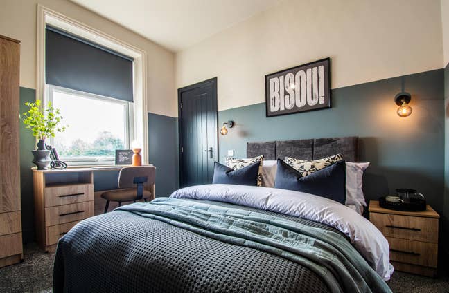 Beautiful Double En-suite Room - LS20 Main Photo