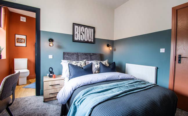 Beautiful Double En-suite Room - LS20 Main Photo