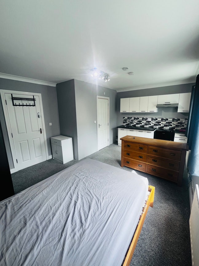 Furnished newly renovated studio - Incls all bills Main Photo