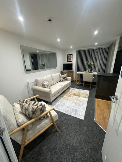 Brand new 1 bed self contained apartment in town Main Photo