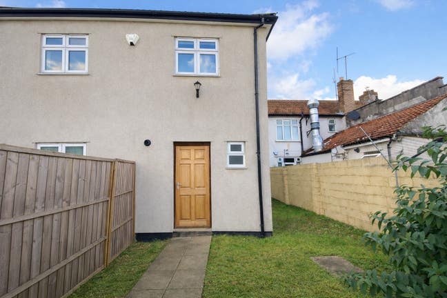Newly decorated 4 bed property available now! Main Photo