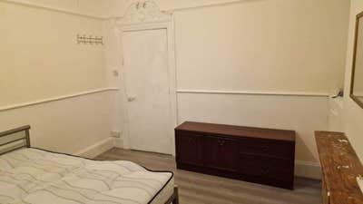 A Spacious 1 double room OR ensuite room  for rent Main Photo