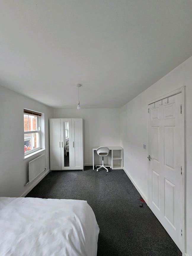 Rooms in house with live in landlord Main Photo