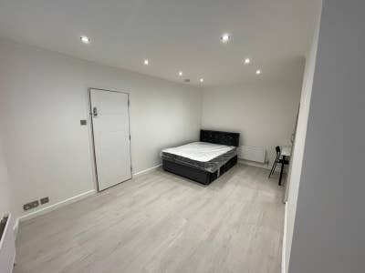 Large Double Rooms Close to the High St  Main Photo