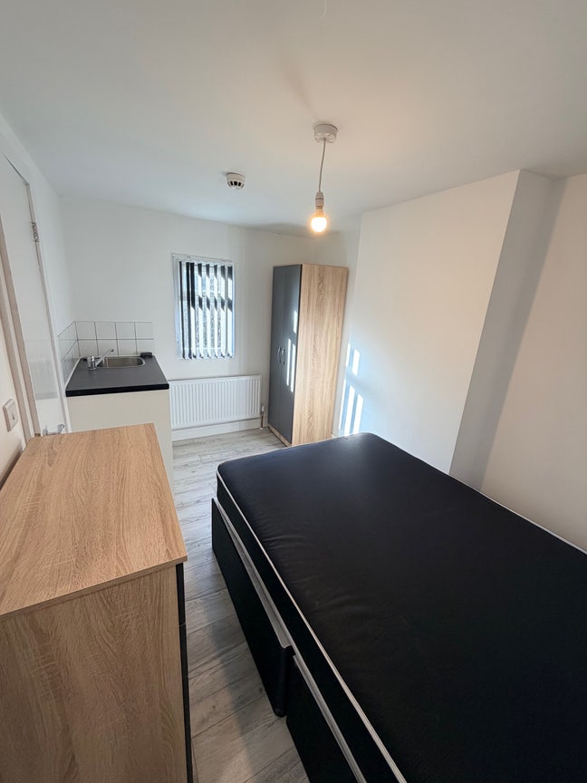 B31 Northfield En Suite Rooms Available  Main Photo
