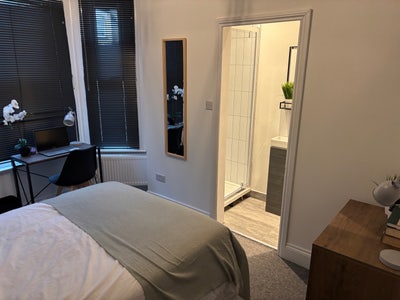 Huge room with private ensuite (Wa) Main Photo
