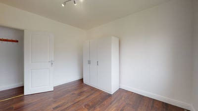 2-bedroom first-floor flat offering Main Photo