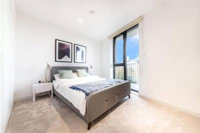 Double Room + Private Bathroom | Gym | 2 Mins DLR  Main Photo