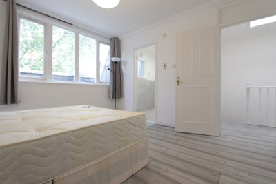 Double Room in W2 Main Photo