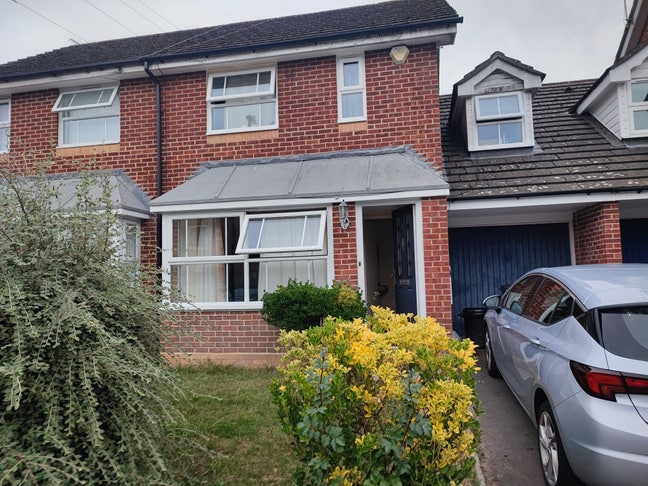 Maidenbower Crawley Double Room in 3 Bedroom House Main Photo