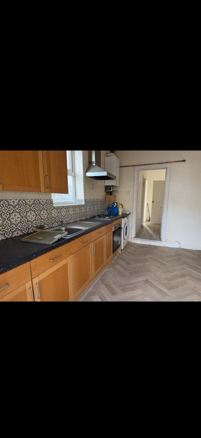 4 bed 3 bath house to rent  Main Photo