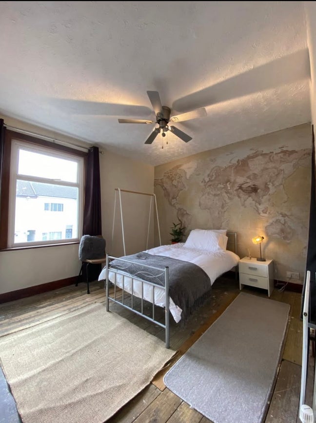 Double room. All bills included, quiet house  Main Photo