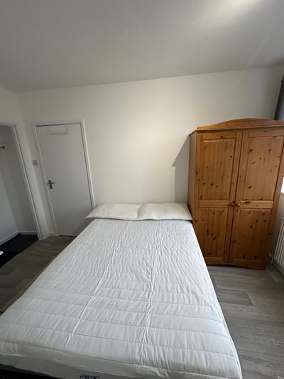 Stunning Double Bedroom 2 Rent in Brentford  TW8 Main Photo
