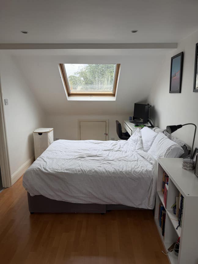 Large top-floor double room with ensuite Main Photo